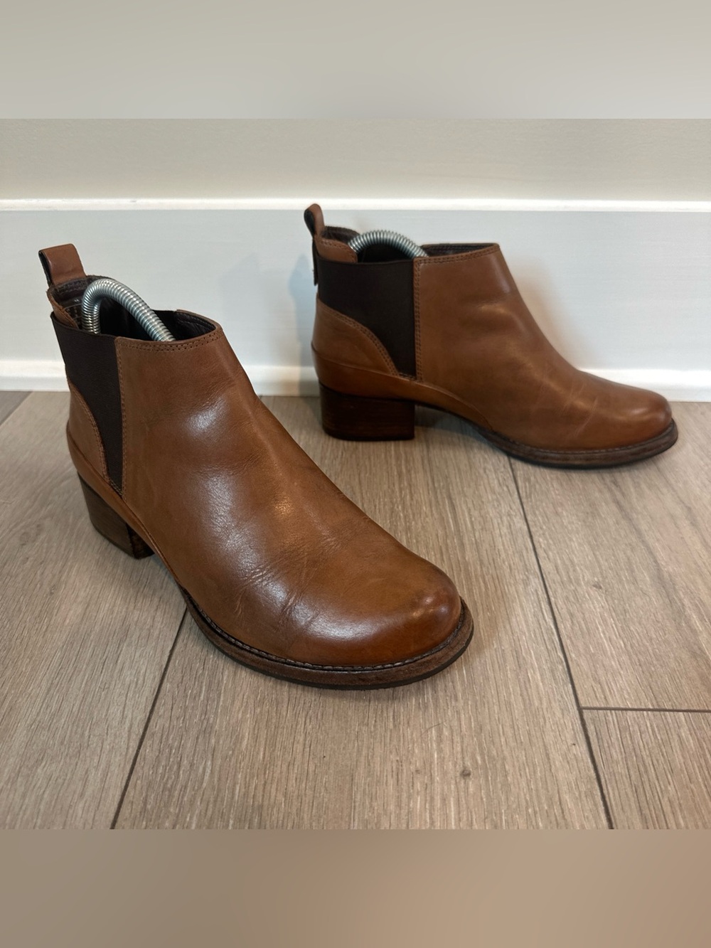 Clarks Women’s Size 8 Monica Pearl Cognac Brown Leather Chelsea Ankle Booties